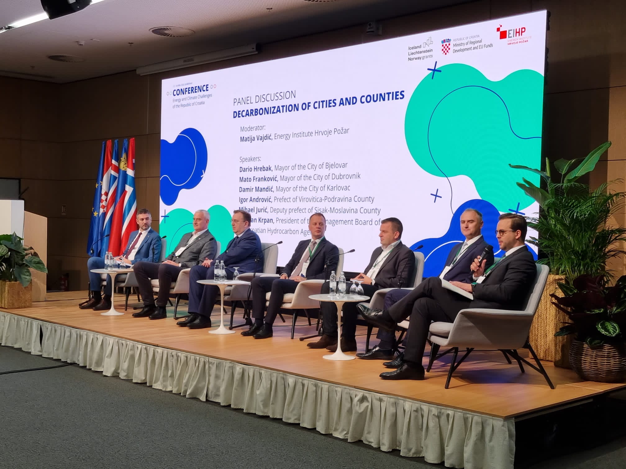 Zamjenik župana Mihael Jurić je u petak, 14. travnja 2023. godine u Dubrovniku nazočio Konferenciji "Energetski i klimatski izazovi u Republici Hrvatskoj“ na kojoj je podijelio iskustva Sisačko-moslavačke županije u provedbi projekata financiranih u okviru Programa "Energija i klimatske promjene“ iz područja dekarbonizacije. Konefenciju je organiziralo Ministarstvo regionalnog razvoja i fondova EU.