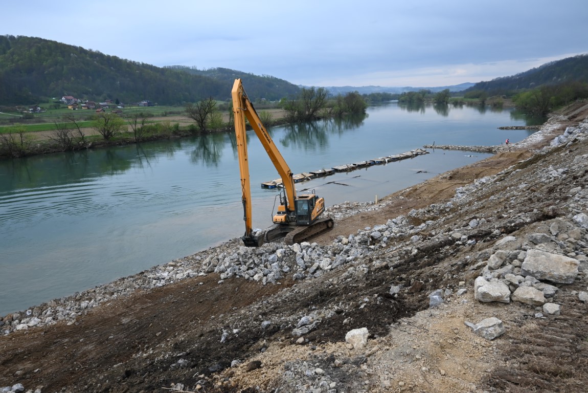Župan Ivan Celjak sa suradnicima obišao je u četvrtak, 13. travnja 2023. godine radove na sanaciji klizišta na rijeci Uni u mjestu Kuljani Općina Dvor i izgradnji obaloutvrde u duljini od 220 metara. 