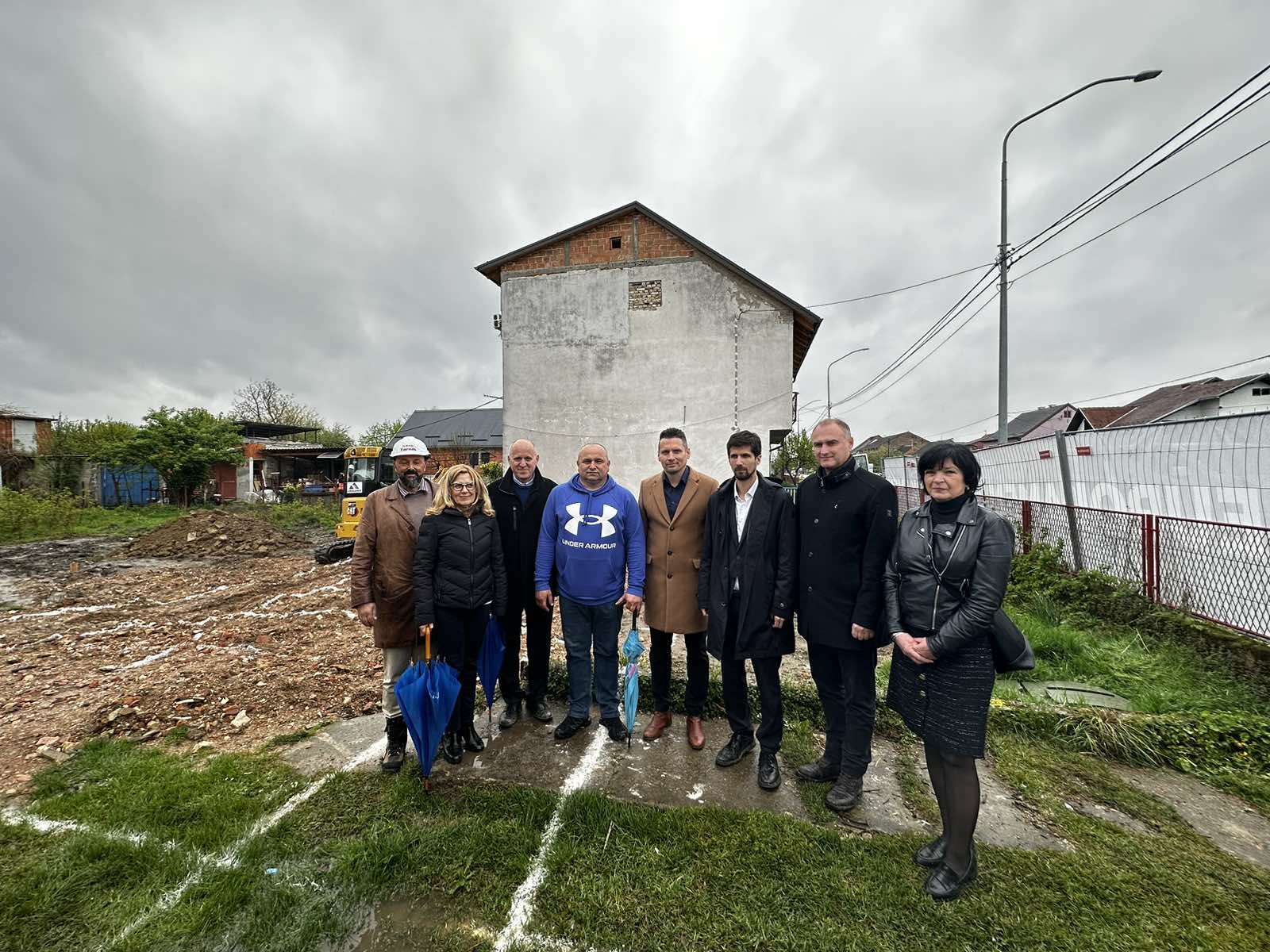 U Sisačko-moslavačkoj županiji danas je počela izgradnja novih zamjenskih kuća koje su dio programa od 20 kuća koje će se u narednim tjednima graditi na području Banovine. 