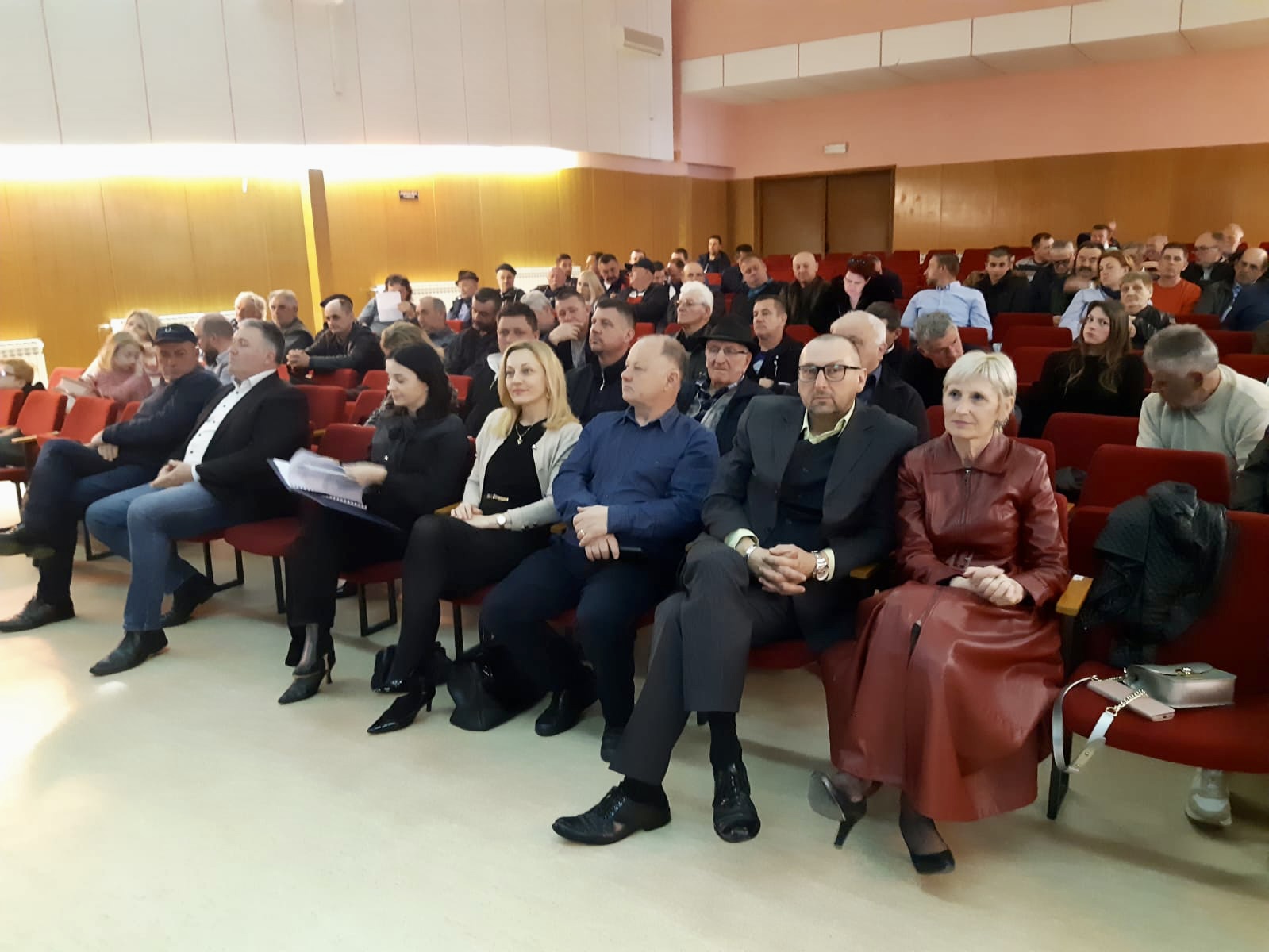 Pročelnica Upravnog odjela za poljoprivredu, ruralni razvoj, zaštitu okoliša i prirode, Anita Sinjeri Ibrišević je u subotu, 1. travnja 2023. godine u Domu kulture u Popovači nazočila redovnoj Skupštini Središnjeg saveza udruga uzgajivača hrvatskog hladnokrvnjaka.