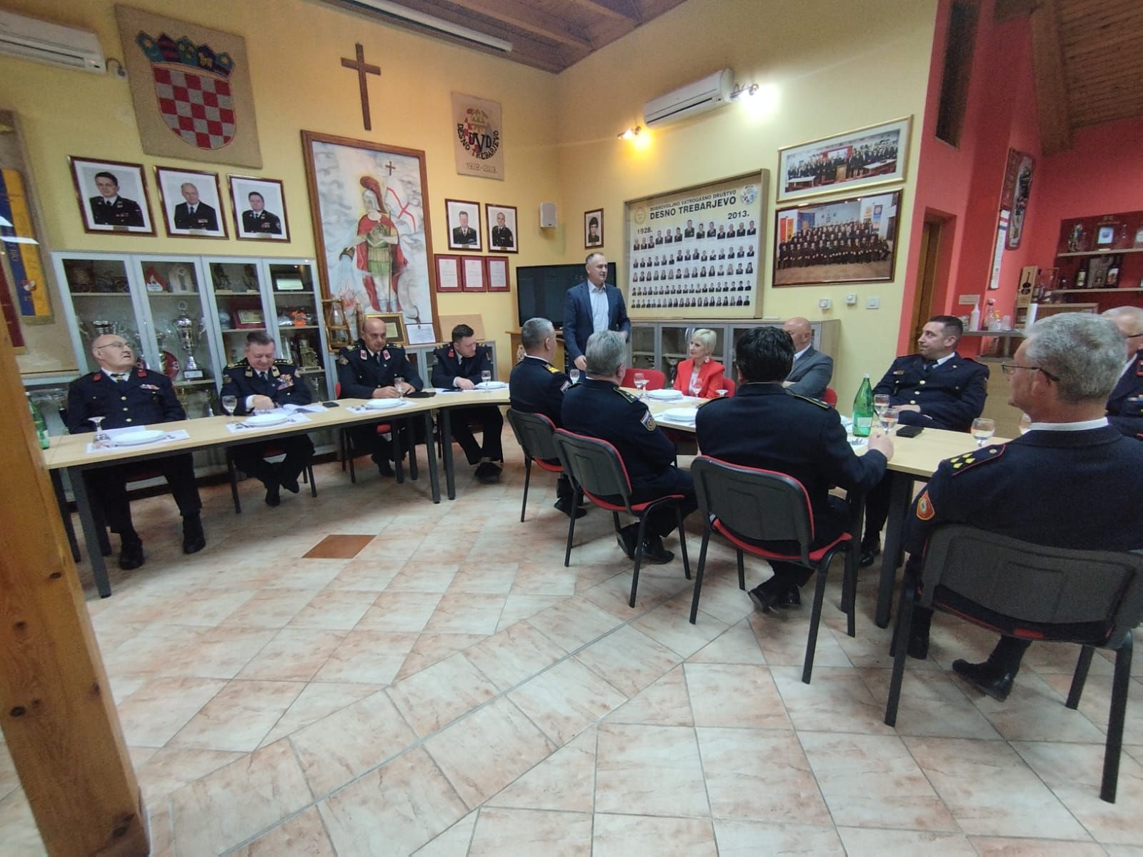 Zamjenik župana Mihael Jurić je u trofejnoj dvorani DVD-a Desno Trebarjevo nazočio 30. svečanoj izvještajnoj sjednici Skupštine Vatrogasne zajednice općine Martinska Ves.