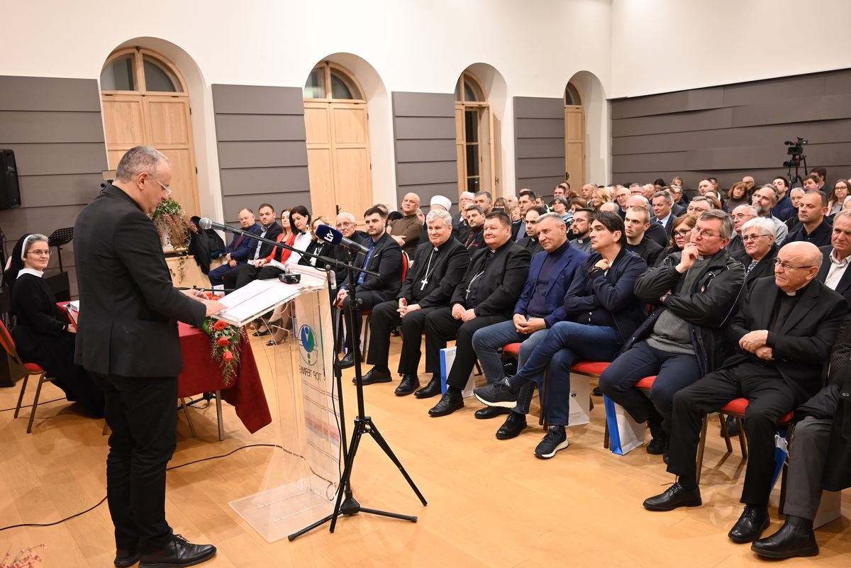 Župan Ivan Celjak je u dvorani „Juran i Sofija“ u sisačkom Velikom Kaptolu nazočio predstavljanju knjige CARITAS OMNIA SPERAT, zborniku radova, objavljenom u povodu velikih obljetnica sisačkog biskupa Vlade Košića, 25 godina biskupstva i 65 godina života.