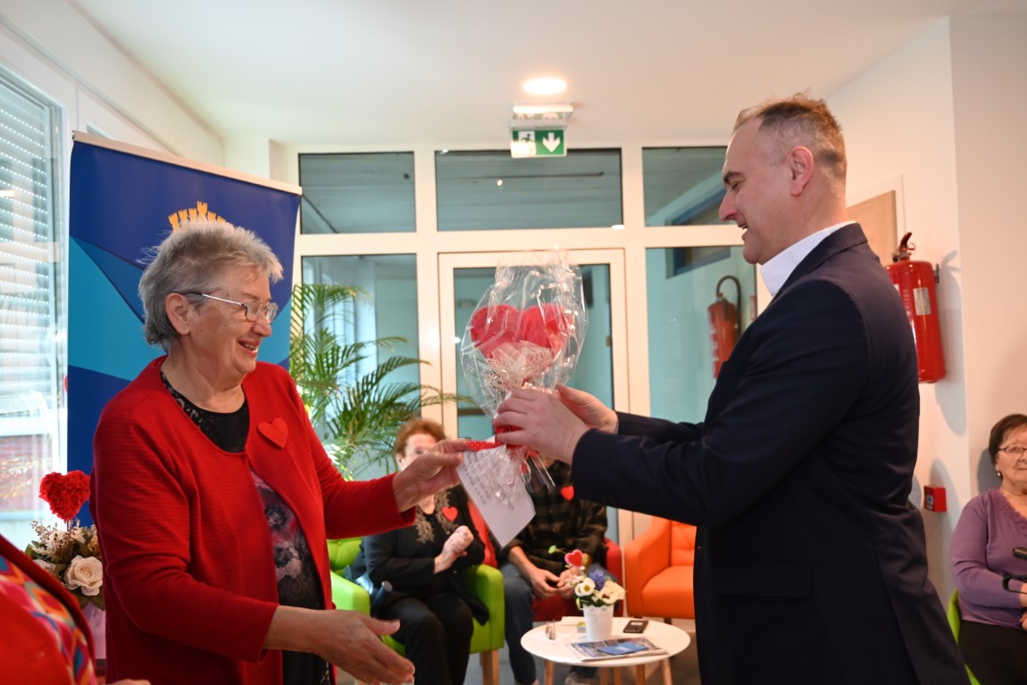 U veseloj i zabavnoj atmosferi proslavljen je Dan zaljubljenih u Domu za starije osobe u Kutini.  Pjevalo se i recitiralo, a neki su se korisnici prisjetili svojih prvih ljubavi. Dom je posjetio i zamjenik župana Mihael Jurić pobrinuvši se i za tortu kojom je razveselio korisnike.