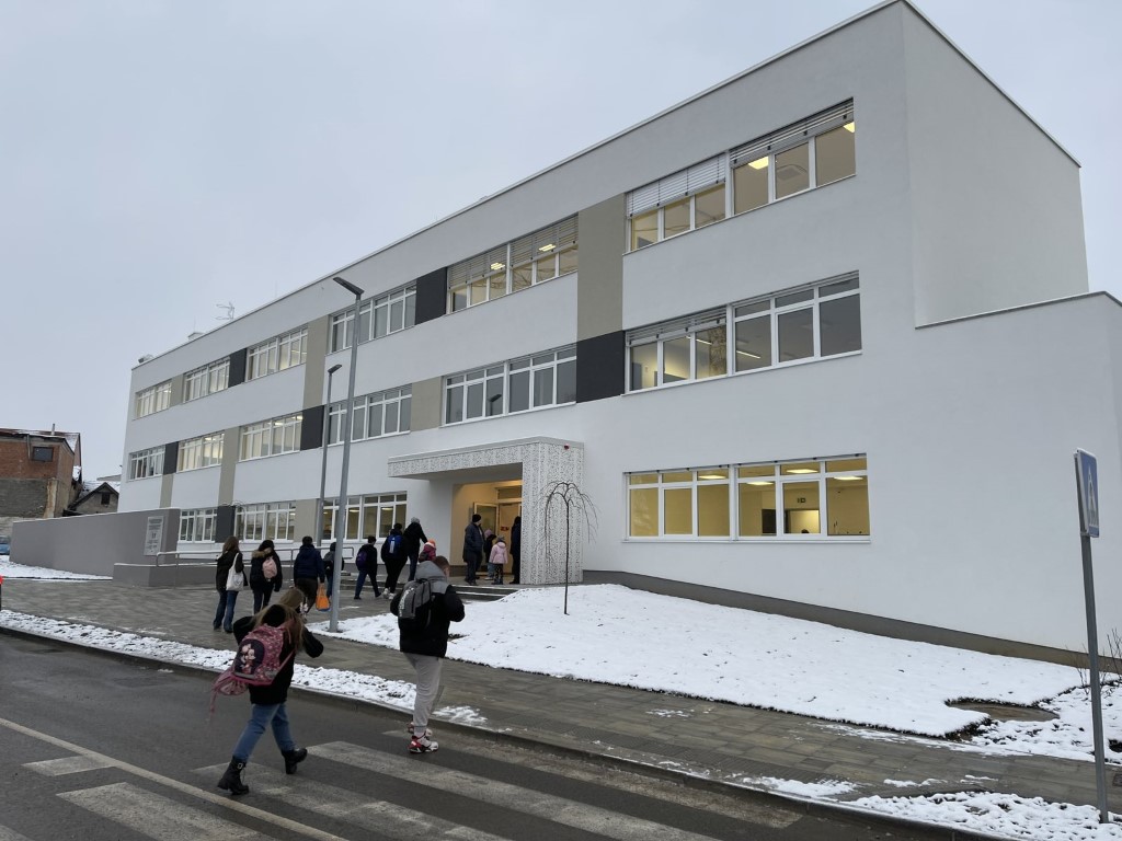 Ministar vanjskih poslova i trgovine Mađarske Péter Szijjártó, ministar znanosti i obrazovanja RH Radovan Fuchs uz zamjenika sisačko-moslavačkoga župana Mihaela Jurića i gradonačelnicu Grada Petrinje Magdalenu Komes posjetili su danas novoizgrađenu zgradu I. OŠ Petrinja, koja se gradila sredstvima mađarske Vlade uz financijsku potporu Vlade Republike Hrvatske.