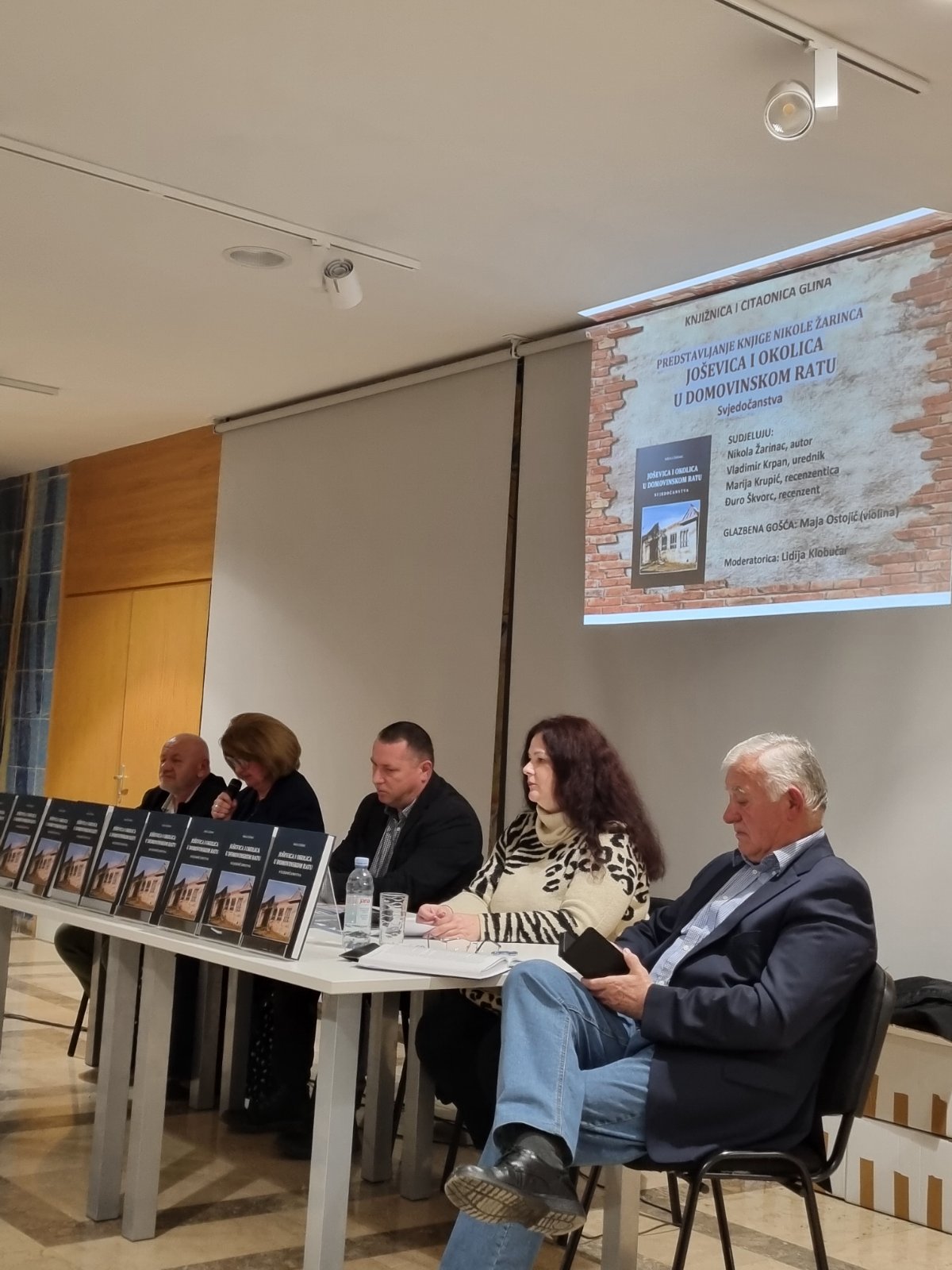 Vijećnica u Županijskoj skupštini Sanja Štingl Vlašić je u četvrtak, 15. veljače 2024. godine, u Glini nazočila predstavljanju knjige Nikole Žarinca "Joševica i okolica u Domovinskom ratu - svjedočanstva".