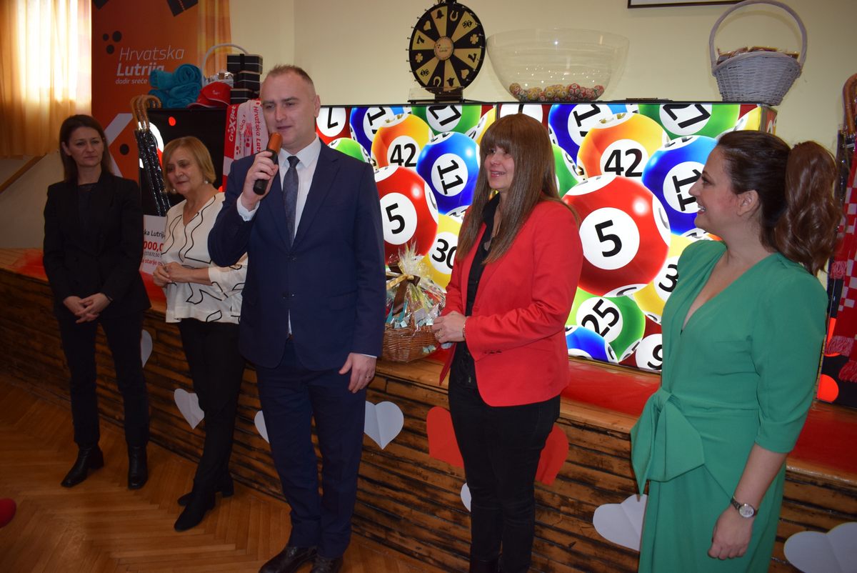 Zamjenik župana Mihael Jurić je u prostoru kinodvorane Doma za starije osobe Sisak nazočio priredbi, koju je u povodu svoje 50. obljetnice, Hrvatska lutrija organizirala za korisnike Doma.