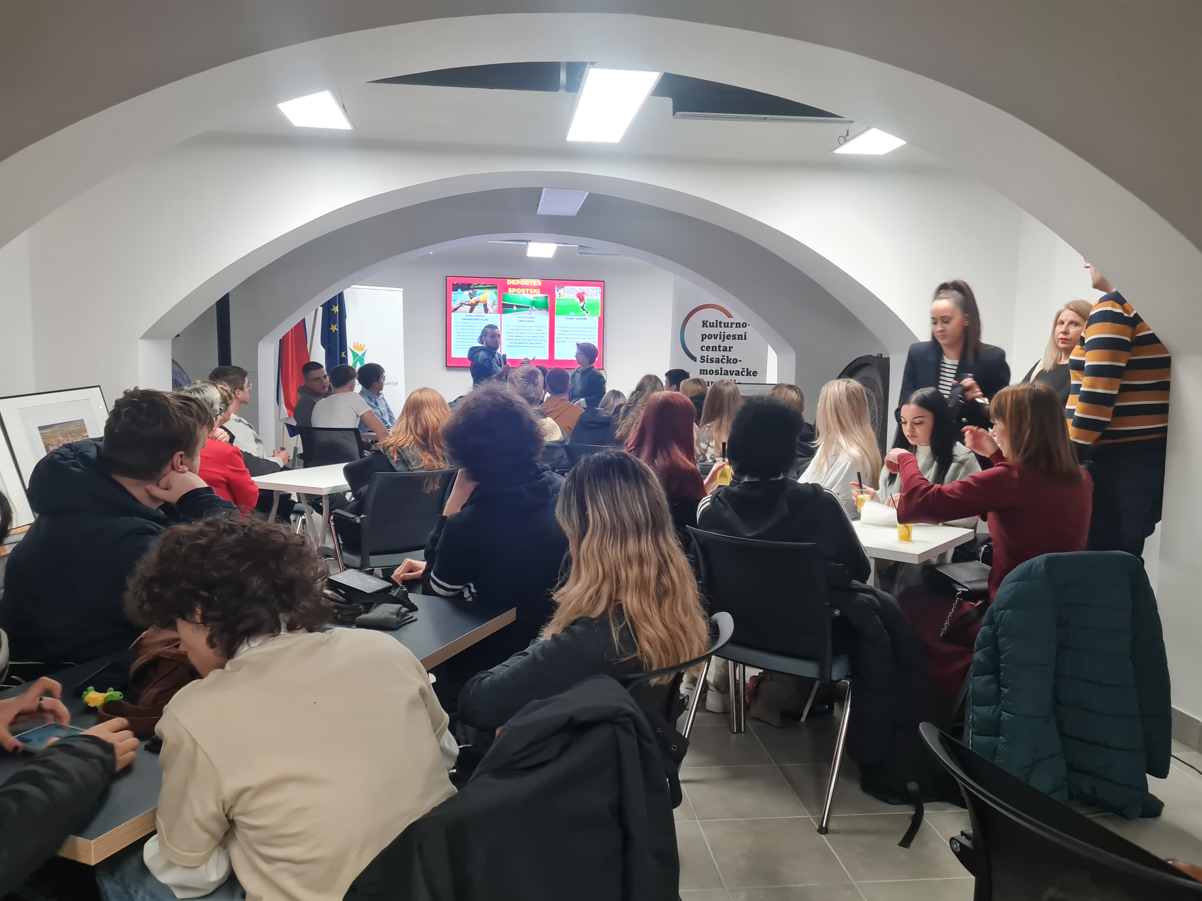 Španjolska večer druga je aktivnost koju je Centar za mlade Sisačko-moslavačke županije organizirao u Kulturno-povijesnom centru SMŽ, zgradi koja polako postaje centar zbivanja za mlade. Ova tematska večer privukla je velik broj naših mladih koji su željeli upoznati španjolsku kulturu, jezik i običaje i pri tome se dobro zabaviti.