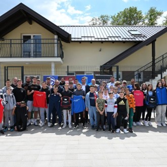 DODJELA SPORTSKE OPREME U GLINI – PODRŠKA MLADIMA I SPORTU