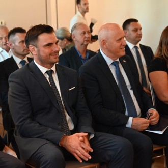 POTPREDSJEDNIK VLADE I MINISTAR BRANKO BAČIĆ POSJETIO NOVSKU I URUČIO UGOVORE ZA PROJEKTE ZELENE INFRASTRUKTURE VRIJEDNE 10,6 MILIJUNA EURA