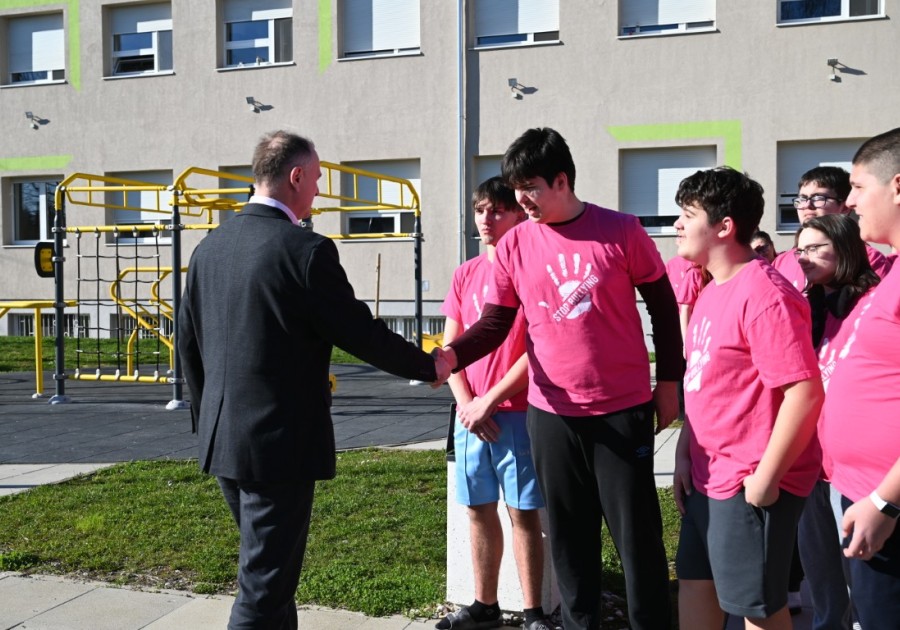 STOP VRŠNJAČKOM NASILJU- OBILJEŽEN DAN RUŽIČASTIH MAJICA U UČENIČKOM DOMU SISAK