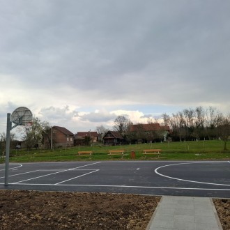 UREĐENO IGRALIŠTE KOD PODRUČNE ŠKOLE GORNJA GRAČENICA