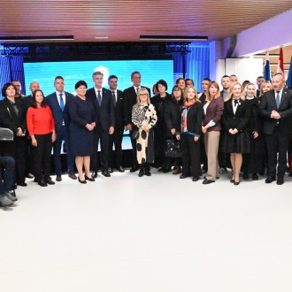 Svečanim presijecanjem vrpce u Sisku je danas svečano otvorena nova zgrada Ekonomske škole Sisak, čime je za učenike i djelatnike škole prvi put u povijesti osigurana vlastita školska zgrada.