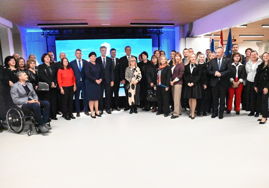 Svečanim presijecanjem vrpce u Sisku je danas svečano otvorena nova zgrada Ekonomske škole Sisak, čime je za učenike i djelatnike škole prvi put u povijesti osigurana vlastita školska zgrada.