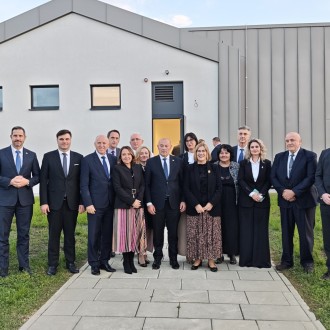U sklopu današnjeg posjeta Sisačko-moslavačkoj županiji, tijekom kojeg su otvoreni obnovljeni kompleks Lječilišta Topusko i Top Termi te nova zgrada  Ekonomske škole Sisak, župan Ivan Celjak uz predsjednika Vlade Republike Hrvatske Andreja Plenkovića i ministre u Vladi RH Tomu Medveda, Irenu Hrstić, Branka Bačića, Tončija Glavinu te ravnatelja KBC-a Zagreb Frana Borovečkog, posjetio je i Veteranski centar Petrinja u kojem se nalazi nova hiperbarična komora u sklopu Zavoda za hiperbaričnu medicinu, Podružnice Petrinja.