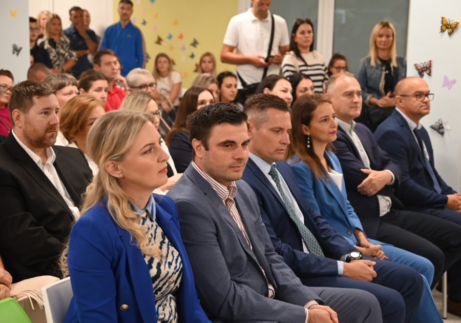 Počela nova školska godina: u klupama 13.902 učenika 