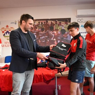 ŽUPANIJA OSIGURALA SPORTSKU OPREMU I ZA HNK SEGESTU