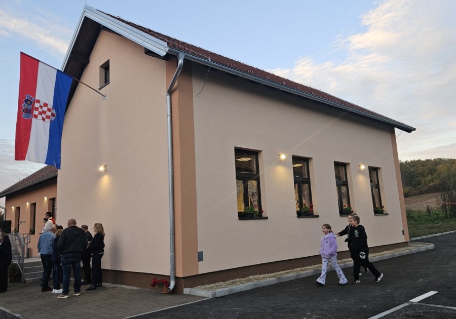 U Slani je sinoć svečano otvoren društveni dom, važan prostor za okupljanje mještana Slane, Glinske Poljane i Vratečkog te održavanje društvenih, kulturnih i drugih aktivnosti.