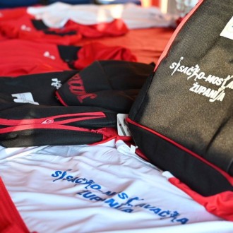 ŽUPANIJA OSIGURALA SPORTSKU OPREMU I ZA HNK SEGESTU